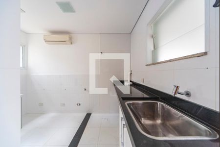 Casa de condomínio à venda com 404m², 3 quartos e 6 vagas Casa de condomínio à venda com 404m², 3 quartos e 6 vagasÁrea de serviço2