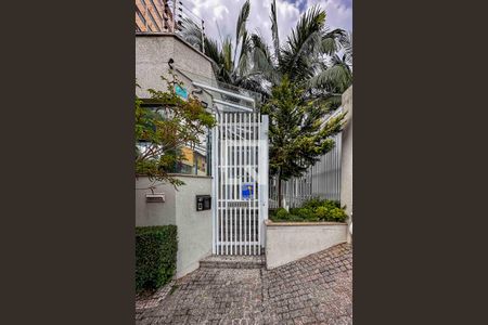 Casa de condomínio à venda com 404m², 3 quartos e 6 vagas Casa de condomínio à venda com 404m², 3 quartos e 6 vagasPlaca Banner instalada na Fachada e portaria