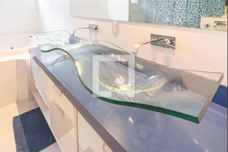 Casa de condomínio à venda com 404m², 3 quartos e 6 vagas Casa de condomínio à venda com 404m², 3 quartos e 6 vagasBanheiro do Quarto 3