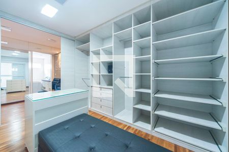 Casa de condomínio à venda com 404m², 3 quartos e 6 vagas Casa de condomínio à venda com 404m², 3 quartos e 6 vagasCloset do Quarto 3