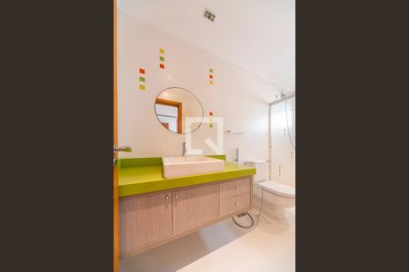 Casa de condomínio à venda com 404m², 3 quartos e 6 vagas Casa de condomínio à venda com 404m², 3 quartos e 6 vagasBanheiro do Quarto 2