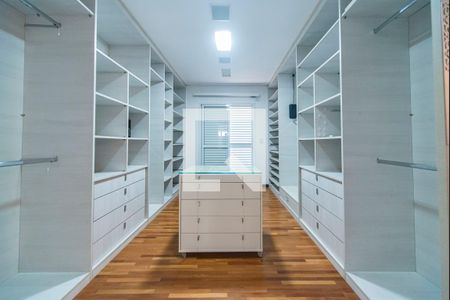 Casa de condomínio à venda com 404m², 3 quartos e 6 vagas Casa de condomínio à venda com 404m², 3 quartos e 6 vagasCloset do Quarto 3