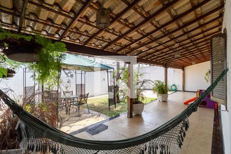 Casa à venda com 256m², 4 quartos e 4 vagasVaranda