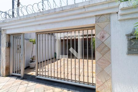 Casa à venda com 256m², 4 quartos e 4 vagasFachada