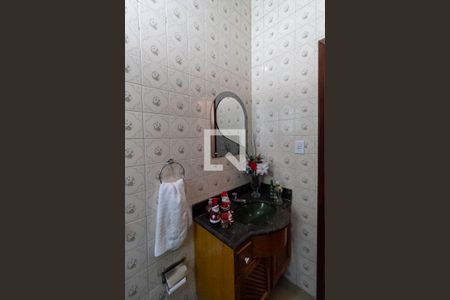 Casa à venda com 256m², 4 quartos e 4 vagasBanheiro social 