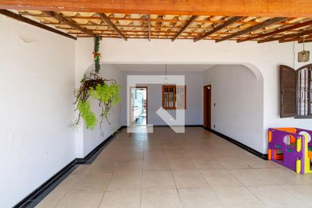 Casa à venda com 256m², 4 quartos e 4 vagasGaragem