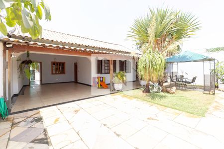 Casa à venda com 256m², 4 quartos e 4 vagasFachada