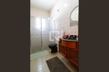 Casa à venda com 256m², 4 quartos e 4 vagasBanheiro social 