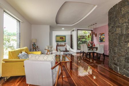 Sala de casa de condomínio para alugar com 3 quartos, 360m² em Vargem Pequena, Rio de Janeiro