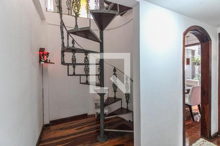 Casa de condomínio para alugar com 360m², 3 quartos e 4 vagasEscada