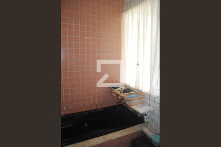 Casa de condomínio para alugar com 420m², 5 quartos e 3 vagasBanheiro da Suíte 2