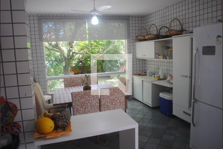 Casa de condomínio para alugar com 420m², 5 quartos e 3 vagasCozinha - Armários