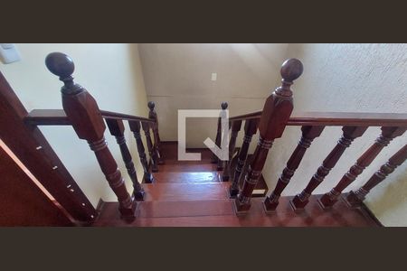 Casa à venda com 298m², 4 quartos e 4 vagas Casa à venda com 298m², 4 quartos e 4 vagasEscada