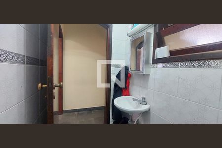 Casa à venda com 298m², 4 quartos e 4 vagas Casa à venda com 298m², 4 quartos e 4 vagasBanheiro de serviço