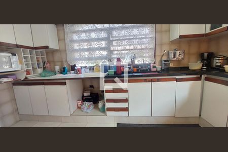 Casa à venda com 298m², 4 quartos e 4 vagas Casa à venda com 298m², 4 quartos e 4 vagasCozinha