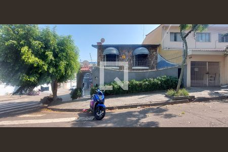 Casa à venda com 298m², 4 quartos e 4 vagas Casa à venda com 298m², 4 quartos e 4 vagasFachada