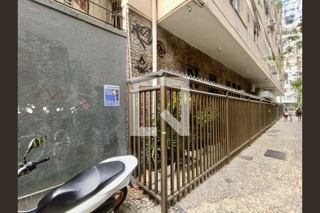 Studio para alugar com 38m², 1 quarto e sem vagaFachada com cartaz QA