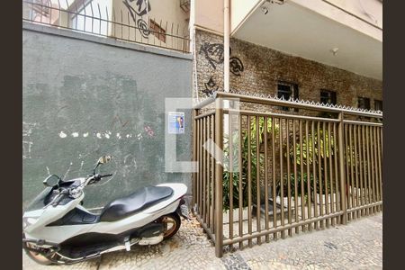 Studio para alugar com 38m², 1 quarto e sem vagaFachada com cartaz QA