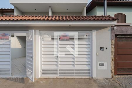 Casa à venda com 110m², 3 quartos e 2 vagas Casa à venda com 110m², 3 quartos e 2 vagasFachada