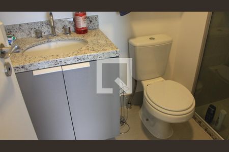 Banheiro de apartamento à venda com 3 quartos, 67m² em Passo da Areia, Porto Alegre