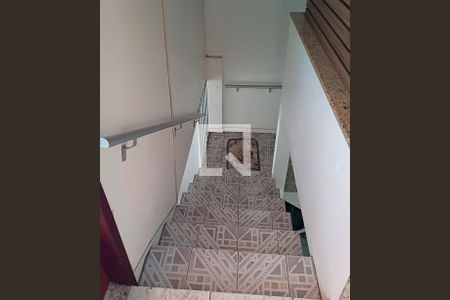 Casa para alugar com 200m², 4 quartos e 4 vagasEscada