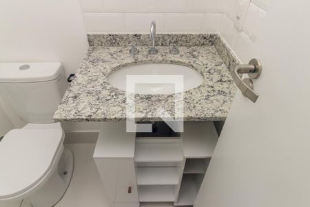 Banheiro de kitnet/studio para alugar com 1 quarto, 22m² em República, São Paulo