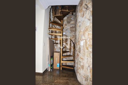 Casa para alugar com 482m², 4 quartos e 4 vagasEscada