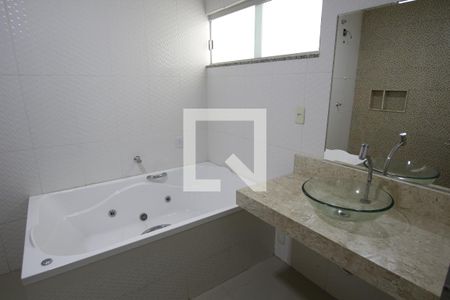 Casa para alugar com 240m², 4 quartos e 5 vagasBanheiro da Suíte 2