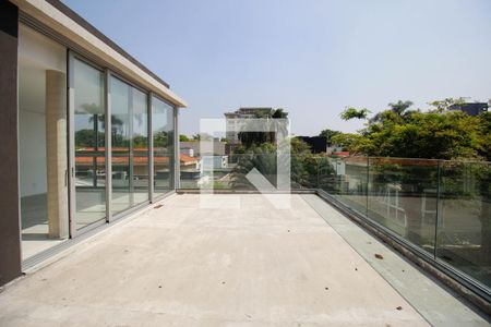 Casa à venda com 557m², 4 quartos e 3 vagas Casa à venda com 557m², 4 quartos e 3 vagasVaranda da suíte máster