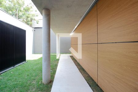 Casa à venda com 557m², 4 quartos e 3 vagas Casa à venda com 557m², 4 quartos e 3 vagasEntrada