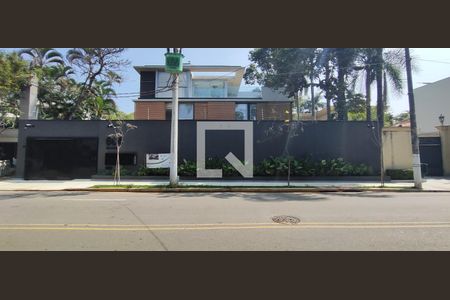 Casa à venda com 557m², 4 quartos e 3 vagas Casa à venda com 557m², 4 quartos e 3 vagasFachada