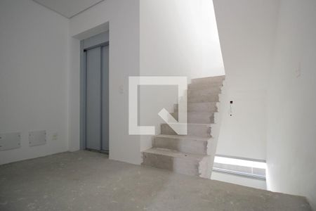 Casa à venda com 557m², 4 quartos e 3 vagas Casa à venda com 557m², 4 quartos e 3 vagasElevador/Escada da Suíte1