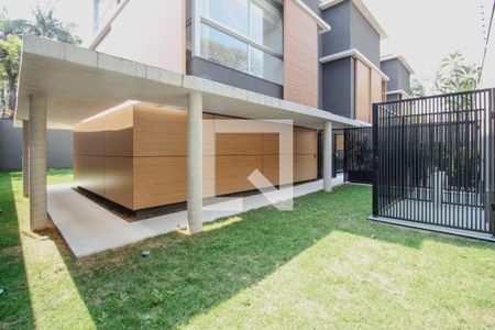Casa à venda com 557m², 4 quartos e 3 vagas Casa à venda com 557m², 4 quartos e 3 vagasQuintal