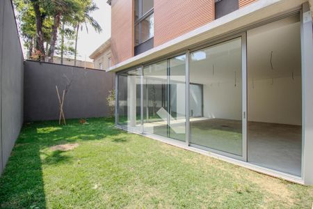 Casa à venda com 557m², 4 quartos e 3 vagas Casa à venda com 557m², 4 quartos e 3 vagasQuintal