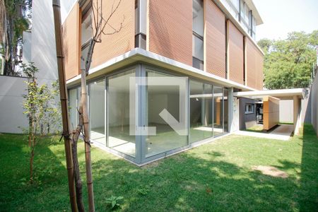 Casa à venda com 557m², 4 quartos e 3 vagas Casa à venda com 557m², 4 quartos e 3 vagasQuintal