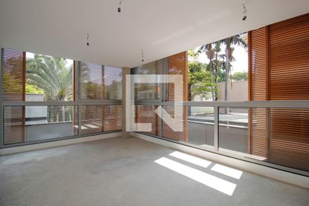 Casa à venda com 557m², 4 quartos e 3 vagas Casa à venda com 557m², 4 quartos e 3 vagasSuíte 1