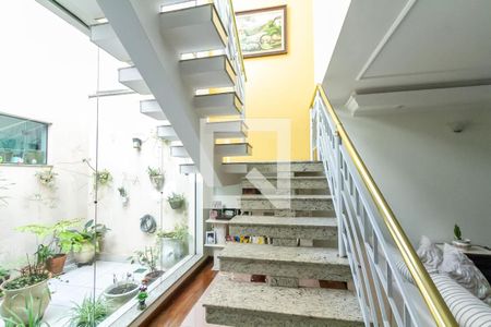 Casa à venda com 338m², 4 quartos e 4 vagasEscada