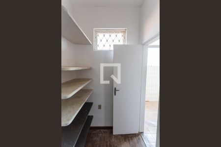 Casa à venda com 299m², 5 quartos e 4 vagas Casa à venda com 299m², 5 quartos e 4 vagasDespensa