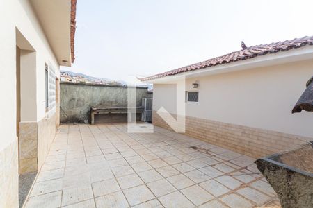 Casa à venda com 299m², 5 quartos e 4 vagas Casa à venda com 299m², 5 quartos e 4 vagasQuintal