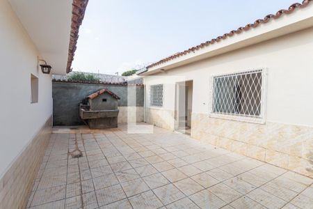 Casa à venda com 299m², 5 quartos e 4 vagas Casa à venda com 299m², 5 quartos e 4 vagasQuintal