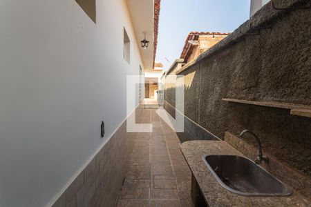 Casa à venda com 299m², 5 quartos e 4 vagas Casa à venda com 299m², 5 quartos e 4 vagasCorredor de Acesso