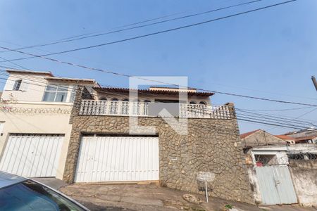 Casa à venda com 299m², 5 quartos e 4 vagas Casa à venda com 299m², 5 quartos e 4 vagasFachada