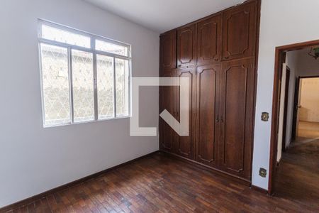 Casa à venda com 299m², 5 quartos e 4 vagas Casa à venda com 299m², 5 quartos e 4 vagasQuarto 2