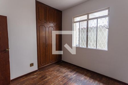 Casa à venda com 299m², 5 quartos e 4 vagas Casa à venda com 299m², 5 quartos e 4 vagasQuarto 3