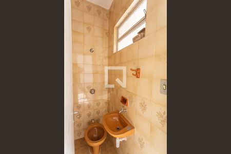 Casa à venda com 299m², 5 quartos e 4 vagas Casa à venda com 299m², 5 quartos e 4 vagasLavabo da Suíte 3 na Casa dos Fundos