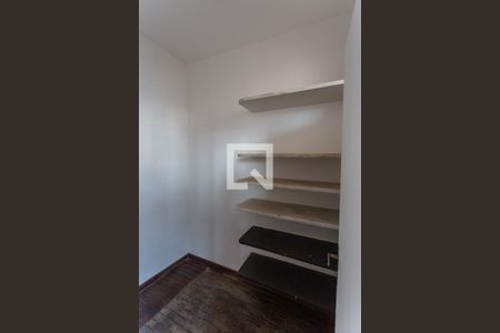 Casa à venda com 299m², 5 quartos e 4 vagas Casa à venda com 299m², 5 quartos e 4 vagasDespensa