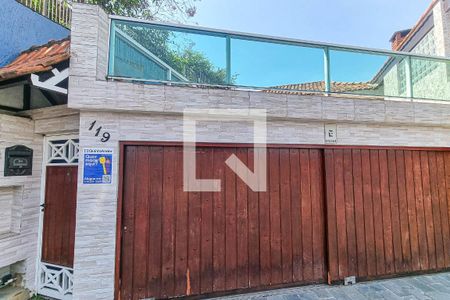 Casa para alugar com 200m², 2 quartos e 2 vagasFachada