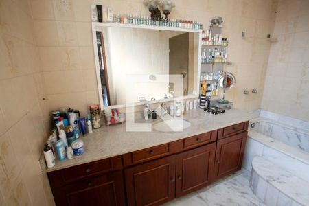 Casa de condomínio à venda com 500m², 7 quartos e 2 vagas Casa de condomínio à venda com 500m², 7 quartos e 2 vagasBanheiro da Suíte