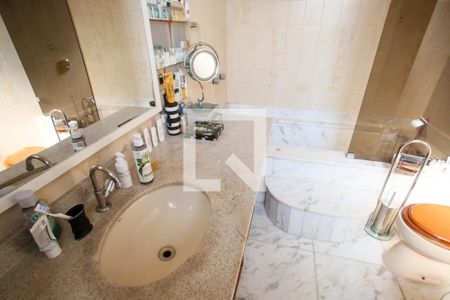 Casa de condomínio à venda com 500m², 7 quartos e 2 vagas Casa de condomínio à venda com 500m², 7 quartos e 2 vagasBanheiro da Suíte