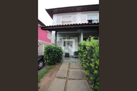 Casa de condomínio à venda com 105m², 3 quartos e 2 vagasFachada Interna 